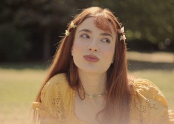 Η Παρασκευή Δουρουκλάκη διασκευάζει το «Εγώ είμαι ένα παλιόπαιδο»