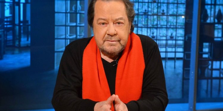 Γιάννης Πάριος: «Η Μαρινέλλα κάθεται σε έναν θρόνο και μας διευθύνει»