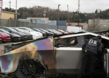 Νέα επίθεση εναντίον της Tesla: Πέταξαν μολότοφ κι έκαψαν πέντε αυτοκίνητα