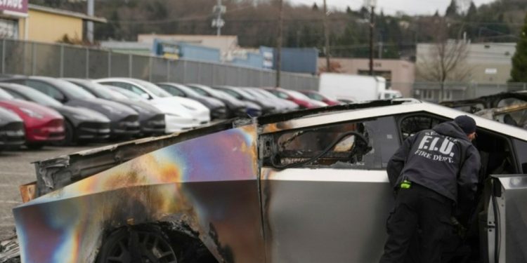 Νέα επίθεση εναντίον της Tesla: Πέταξαν μολότοφ κι έκαψαν πέντε αυτοκίνητα