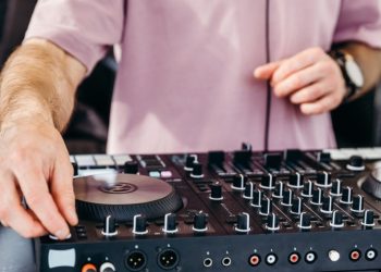 Απίστευτο σκηνικό στη Ναύπακτο: DJ δάγκωσε το αυτί συναδέλφου του – Ο καβγάς ξέφυγε για τα ποσοστά!