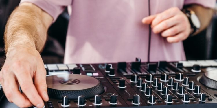 Απίστευτο σκηνικό στη Ναύπακτο: DJ δάγκωσε το αυτί συναδέλφου του – Ο καβγάς ξέφυγε για τα ποσοστά!