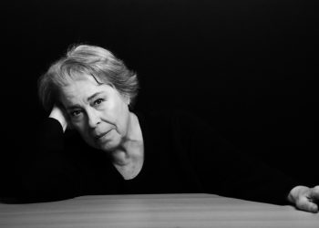 Η Δήμητρα Γαλάνη ερμηνεύει το «Νύχτες κι αυτές» 