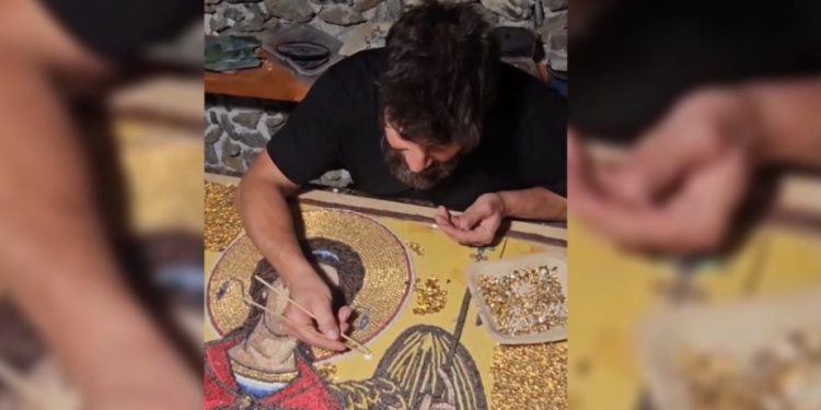 Από την πολιτική στην Aγιογραφία: Ο Αλέξης Γεωργούλης δημιουργεί ψηφιδωτά στη Λάρισα