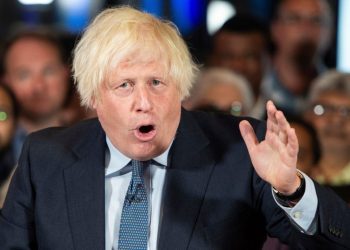 Στρουθοκάμηλος τσίμπησε τον Μπόρις Τζόνσον