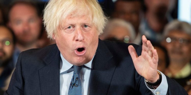 Στρουθοκάμηλος τσίμπησε τον Μπόρις Τζόνσον