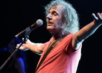 Βασίλης Παπακωνσταντίνου – “Ανάμεσα στα κόκαλα” Νέα κυκλοφορία!