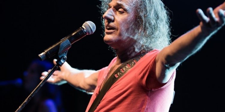 Βασίλης Παπακωνσταντίνου – “Ανάμεσα στα κόκαλα” Νέα κυκλοφορία!