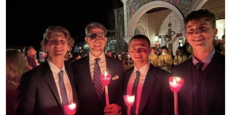 Παύλος Ντε Γκρες: Ανάσταση με τους γιους του – Ευχές για υγεία και ευημερία