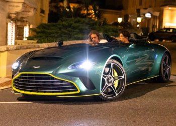 “Στέφανος Τσιτσιπάς και η Επίδειξη Πλούτου με το Astone Martin: Αντιδράσεις και Συζητήσεις”