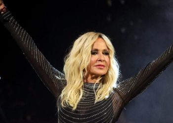 «Άννα Βίσση: Από τη σκηνή… στην παραλία! Οι Φιλιππίνες, το μπικίνι και το attitude των 67»