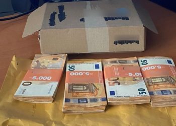 Βρήκε 20.000 ευρώ σε κάδο ανακύκλωσης και τα παρέδωσε στην Αστυνομία