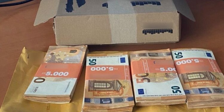 Βρήκε 20.000 ευρώ σε κάδο ανακύκλωσης και τα παρέδωσε στην Αστυνομία