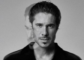 Νίκος Οικονομόπουλος: Μάγεψε ξανά με το νέο του βιντεοκλίπ «Εισιτήριο Ένα»