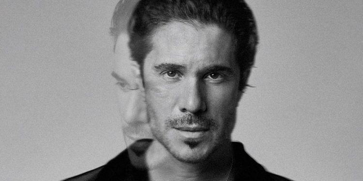 Νίκος Οικονομόπουλος: Μάγεψε ξανά με το νέο του βιντεοκλίπ «Εισιτήριο Ένα»