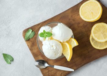 Παγωτό Λεμόνι από τον Άκη Πετρετζίκη – Η viral συνταγή που θα λατρέψετε