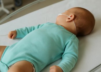 Βρέφος 4 μηνών στο Αίγιο βρέθηκε εθισμένο σε ναρκωτικά – Συνελήφθησαν οι γονείς για διακίνηση