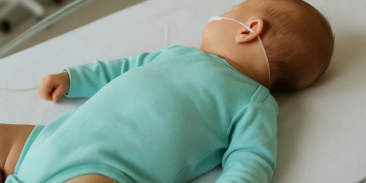 Βρέφος 4 μηνών στο Αίγιο βρέθηκε εθισμένο σε ναρκωτικά – Συνελήφθησαν οι γονείς για διακίνηση