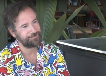 Κωστής Μαραβέγιας <<Όταν γράφω πάντα φαντάζομαι ότι είμαι στο τρένο και τραγουδάω>>