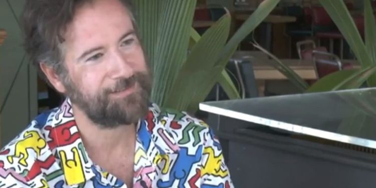 Κωστής Μαραβέγιας <<Όταν γράφω πάντα φαντάζομαι ότι είμαι στο τρένο και τραγουδάω>>