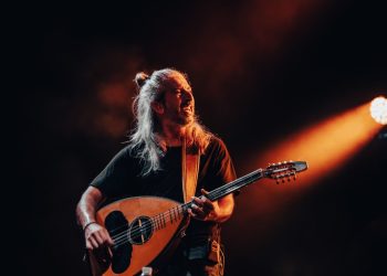 Γιάννης Χαρούλης – Λευτέρης Πασσιάς – «Γεια σου παρέα» Στίχοι – μουσική: Λευτέρης Πασσιάς