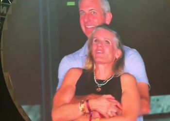 Από τη “kiss cam” στο χάος: Αγκαλιά σε συναυλία μπορεί να κοστίσει 30 εκατομμύρια λίρες σε γνωστό CEO!