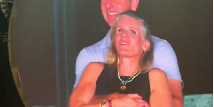 Από τη “kiss cam” στο χάος: Αγκαλιά σε συναυλία μπορεί να κοστίσει 30 εκατομμύρια λίρες σε γνωστό CEO!