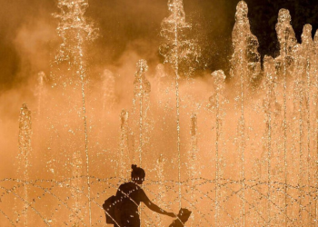 “Καύσωνας: Πώς να Προστατευτείτε και να Μείνετε Ασφαλείς κατά τις Ζεστές Ημέρες”