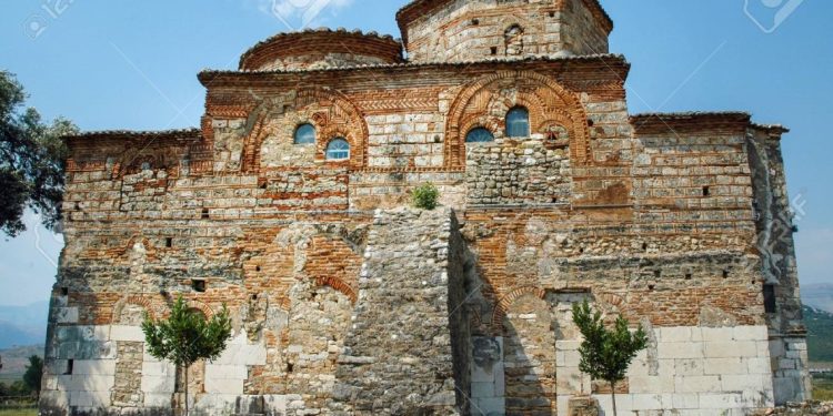 Αναπάντεχη αποκάλυψη: Άθικτες βυζαντινές τοιχογραφίες ήρθαν στο φως σε ναό χιλίων ετών στην Αλβανία