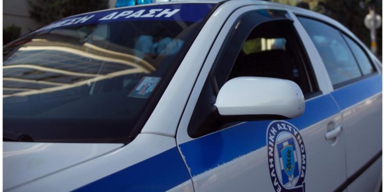 Επιχείρηση της Αστυνομίας στη Δυτική Αττική – Τρεις συλλήψεις για ναρκωτικά, όπλα και ρευματοκλοπή