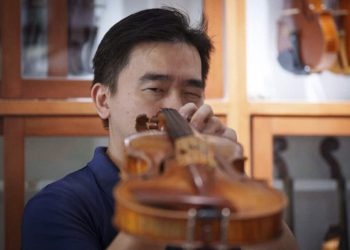 Ο Ταν Τσιν Σενγκ: Ο Πρωτοπόρος Κατασκευαστής Βιολιών της Μαλαισίας που Αναβιώνει μια Σπάνια Τέχνη