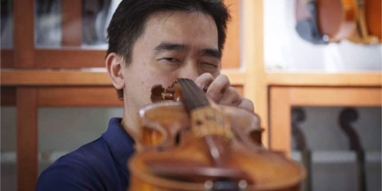 Ο Ταν Τσιν Σενγκ: Ο Πρωτοπόρος Κατασκευαστής Βιολιών της Μαλαισίας που Αναβιώνει μια Σπάνια Τέχνη