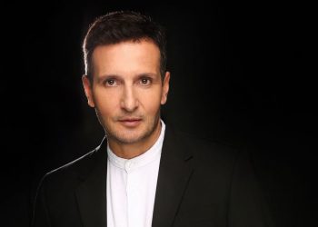 Δημήτρης Μπάσης – «Τ’ Ανίκητα»: Tο τραγούδι που «μαγεύει» το TikTok