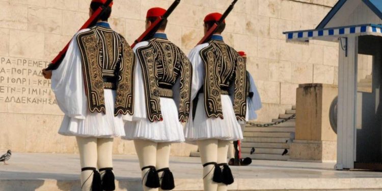 Όρθιοι και αγέρωχοι με 40 βαθμούς: Η αθέατη δοκιμασία των Ευζώνων το καλοκαίρι