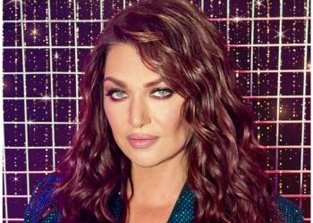 Η Καίτη Γαρμπή δίνει ξανά ζωή στο “Επιτέλους” για έναν ιερό σκοπό