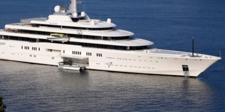 Από το Κατάρ στη Σκιάθο με χλιδή: Βασιλικό γιοτ “δένει” στον παράδεισο του Αιγαίου