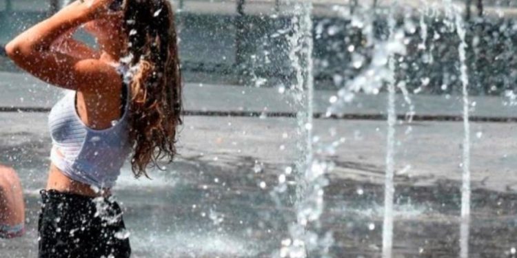 Καύσωνας μεγάλης διάρκειας χτυπά τη χώρα – Έως 44 βαθμοί σε ηπειρωτικές περιοχές