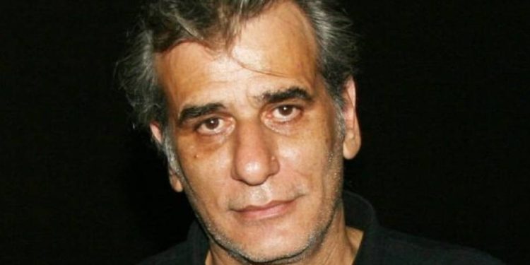 Ο Γιάννης Μπέζος σκηνοθετεί τον Γιώργο Νινιό σε μια σκληρή αποδόμηση του αμερικανικού ονείρου