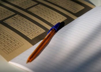 Βάσεις 2025: Μην πανικοβάλλεστε – Δεν είναι θρίλερ, είναι… εξετάσεις!