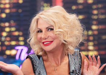 Αποκάλυψη-βόμβα από τη γνωστή τραγουδίστρια, που απειλεί να φτάσει… μέχρι τον πρωθυπουργό για να πάρει τα χρήματά της.