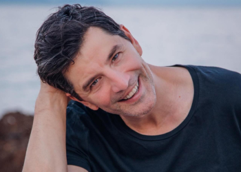 Σάκης Ρουβάς: «Κανένα μέρος δεν είναι σαν το σπίτι σου» – Στην αγαπημένη του Κέρκυρα για το καλοκαίρι