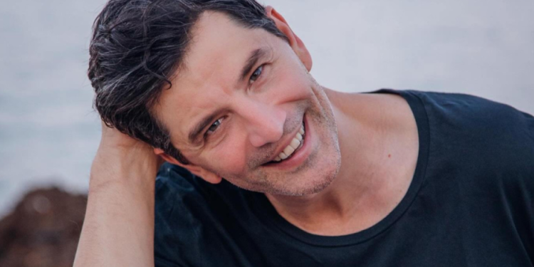 Σάκης Ρουβάς: «Κανένα μέρος δεν είναι σαν το σπίτι σου» – Στην αγαπημένη του Κέρκυρα για το καλοκαίρι