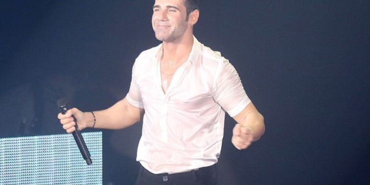 Πέτρος Ιακωβίδης – «Καπνογόνα» Η νέα μεγάλη του επιτυχία και σε music video!