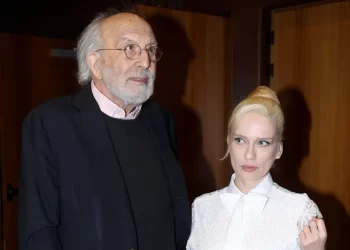 Αλέξανδρος Λυκουρέζος και Τζένη Οικονόμου αγκαλιά σε βραδινή έξοδο
