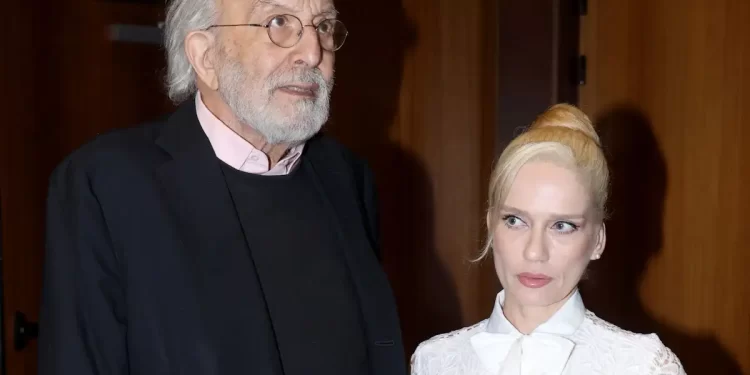 Αλέξανδρος Λυκουρέζος και Τζένη Οικονόμου αγκαλιά σε βραδινή έξοδο