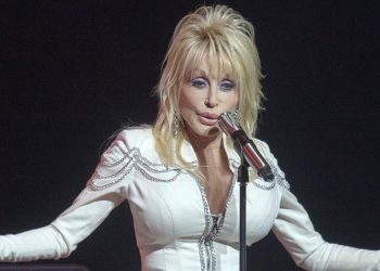 ΗΠΑ: «Δεν πέθανα ακόμα» διαβεβαιώνει η Ντόλι Πάρτον διαψεύδοντας τις φήμες που τη θέλουν ετοιμοθάνατη