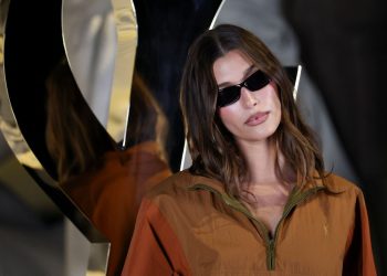 Η Χέιλι Μπίμπερ φωτογραφίζεται με σέξι διάθεση…