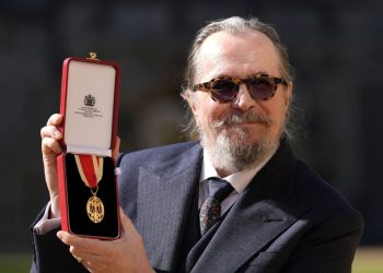 «Θέλω να σου ρίξω ένα γερό πλύσιμο»: Ο πρίγκιπας Γουίλιαμ έχρισε Ιππότη τον Γκάρι Όλντμαν
