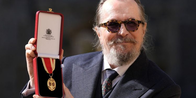 «Θέλω να σου ρίξω ένα γερό πλύσιμο»: Ο πρίγκιπας Γουίλιαμ έχρισε Ιππότη τον Γκάρι Όλντμαν