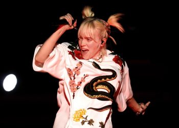 Πανικός στη συναυλία της Μπίλι Άιλις στο Μαϊάμι – Άτομο από το κοινό την άρπαξε και παραλίγο να τη ρίξει κάτω